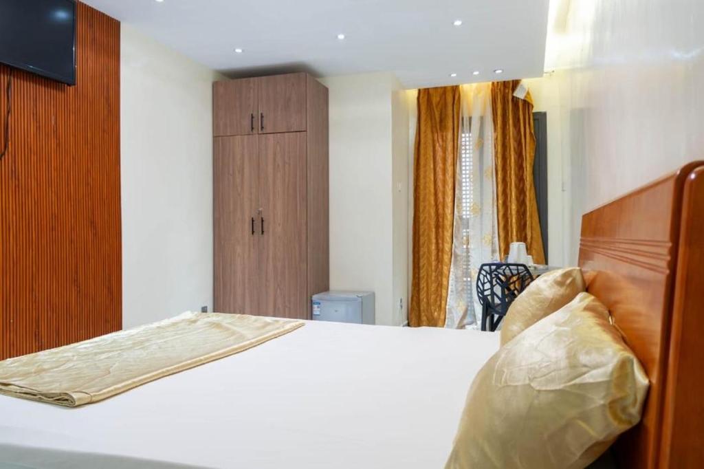 a bedroom with a bed with a bag on it at Résidence Madior C1 in Dakar