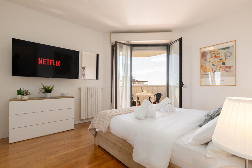 a bedroom with a large white bed and a window at Milano Lux Apartament - Private Indoor Parking in Sesto San Giovanni