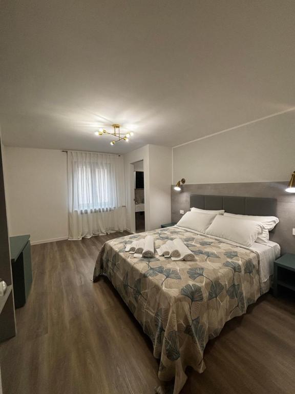 a bedroom with a large bed in a room at I due archi in Norcia