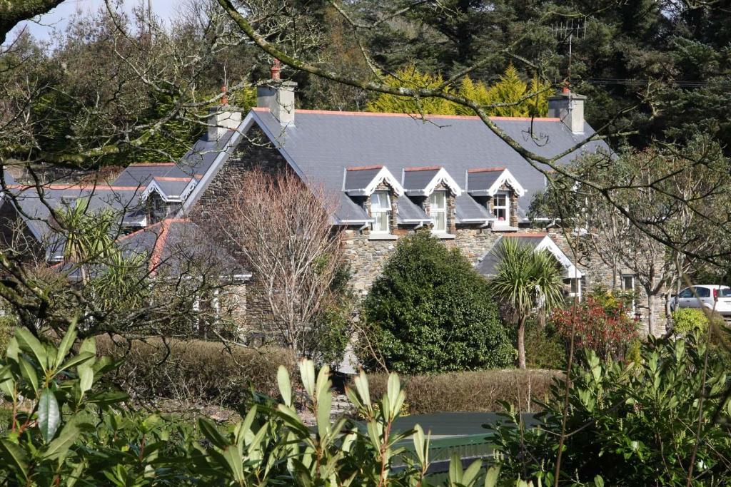 een groot huis met een grijs dak bij Lis-Ardagh Lodge in Union Hall