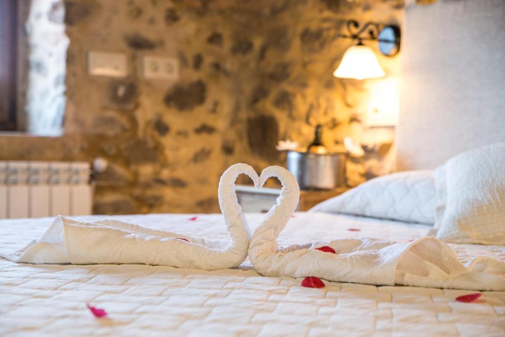 Łóżko lub łóżka w pokoju w obiekcie Casa das Fiadeiras de Nemiña con Jacuzzi
