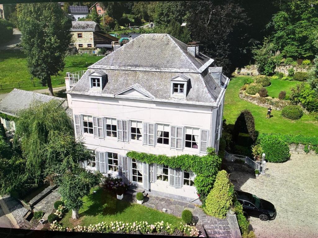 an aerial view of a white house with a car at Dépendance Maison Géron in Malmedy