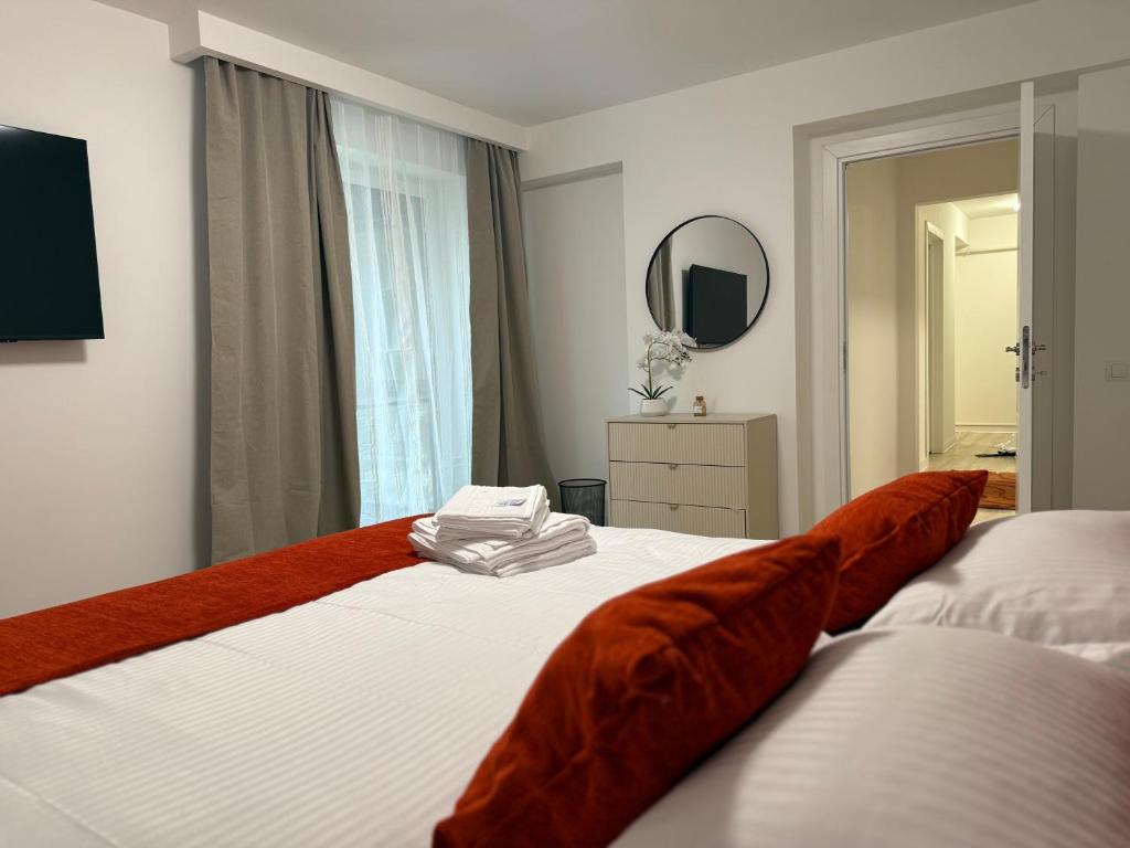 a bedroom with two beds and a mirror at IDDA Concept 2 dormitoare 2 și living in Târgu-Mureş