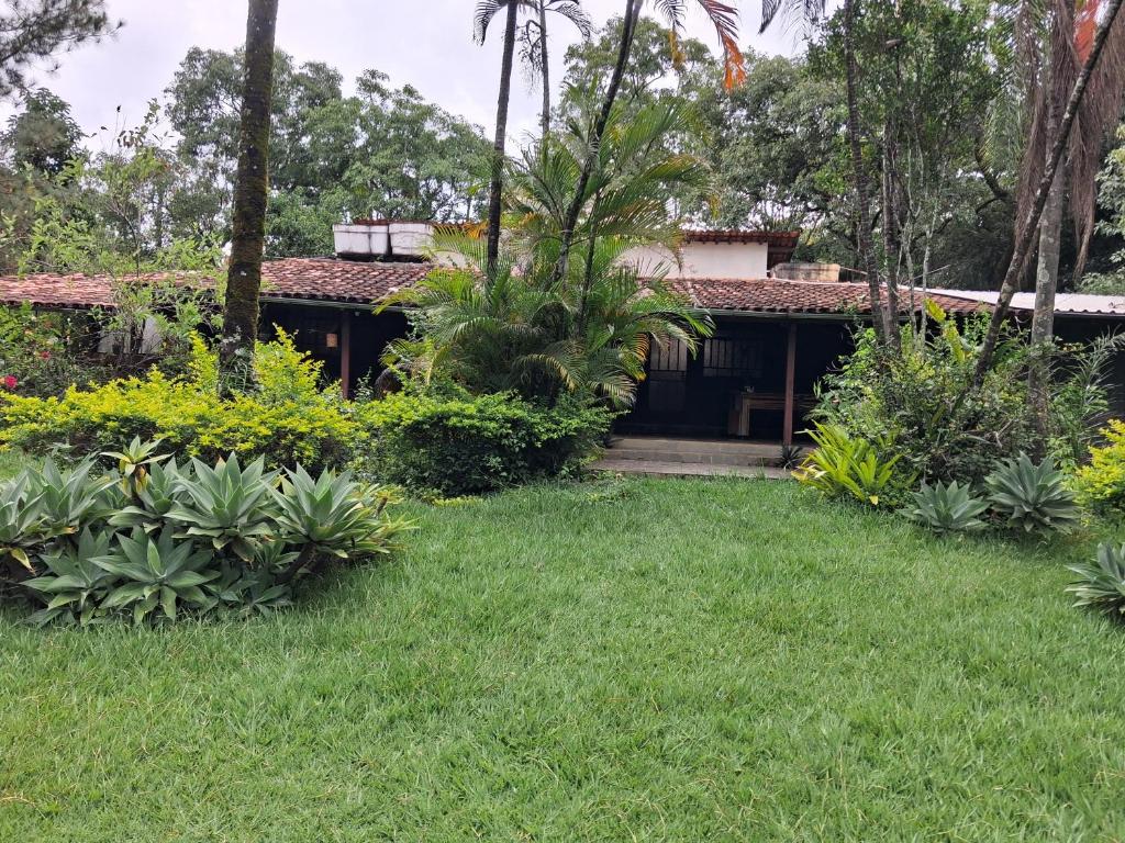 a house with a lawn in front of it at Sítio Limão Cravo in Areias
