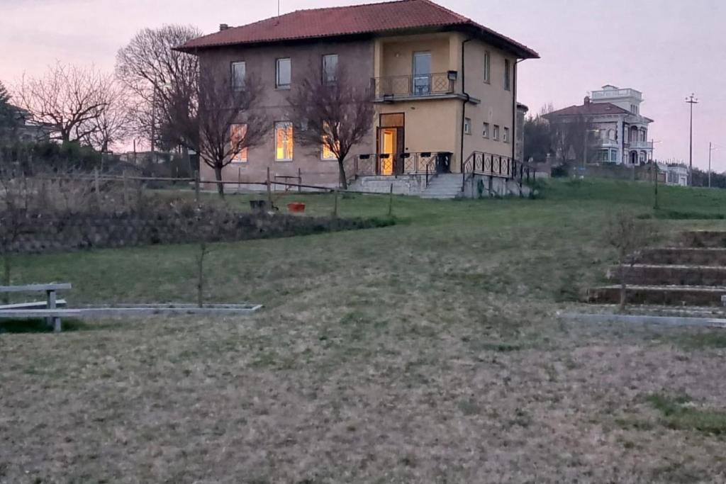 an old house on a hill with a yard at Ostello di Lussello in Villadeati