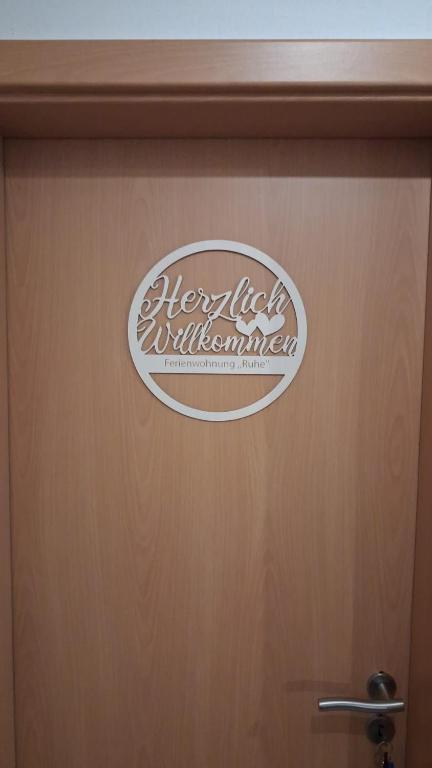 a wooden door with a sign on it at Appartement Ruhe mit zwei Schlafzimmern in Enkirch