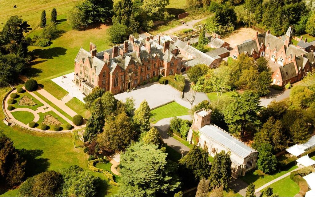 Luftaufnahme eines großen Herrenhauses mit Bäumen in der Unterkunft Wroxall Abbey Hotel & Estate in Wroxall