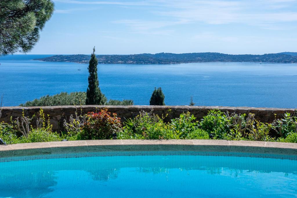 Villa Vue mer exceptionnelle golfe de saint -Tropez piscine 6ch 6 sdb 12 personnes