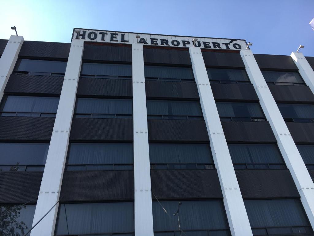 Un bâtiment avec le panneau aérotropolis de l'hôtel en haut dans l'établissement Hotel Aeropuerto, à Mexico