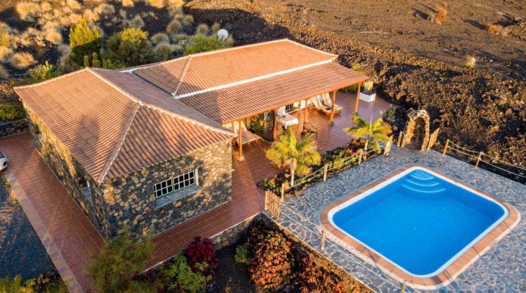 an overhead view of a house with a swimming pool at Casa la Majada in Los Llanos de Aridane