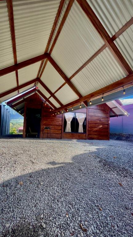 a barn with a roof with a table in it at Cabañas 2 Alajuela, San Carlos, Venecia, Marsella in Pueblo Nuevo