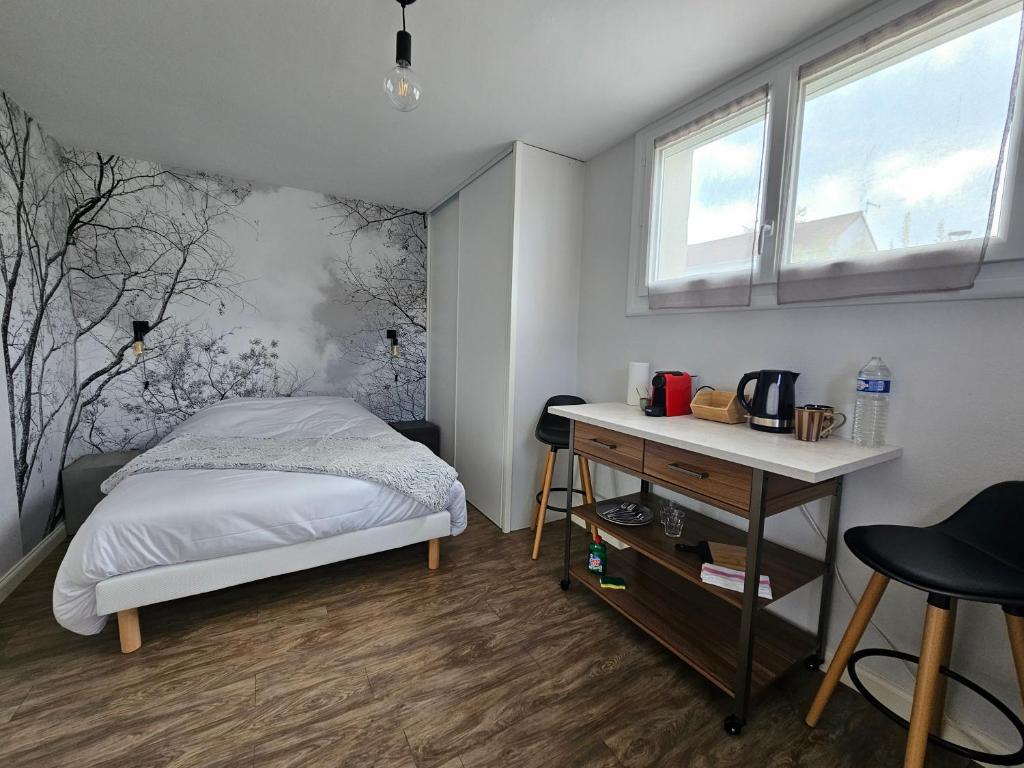 a small bedroom with a bed and a desk at Les Logis des Treize-Vents à 15 minutes du Puy duFou in Treize-Vents