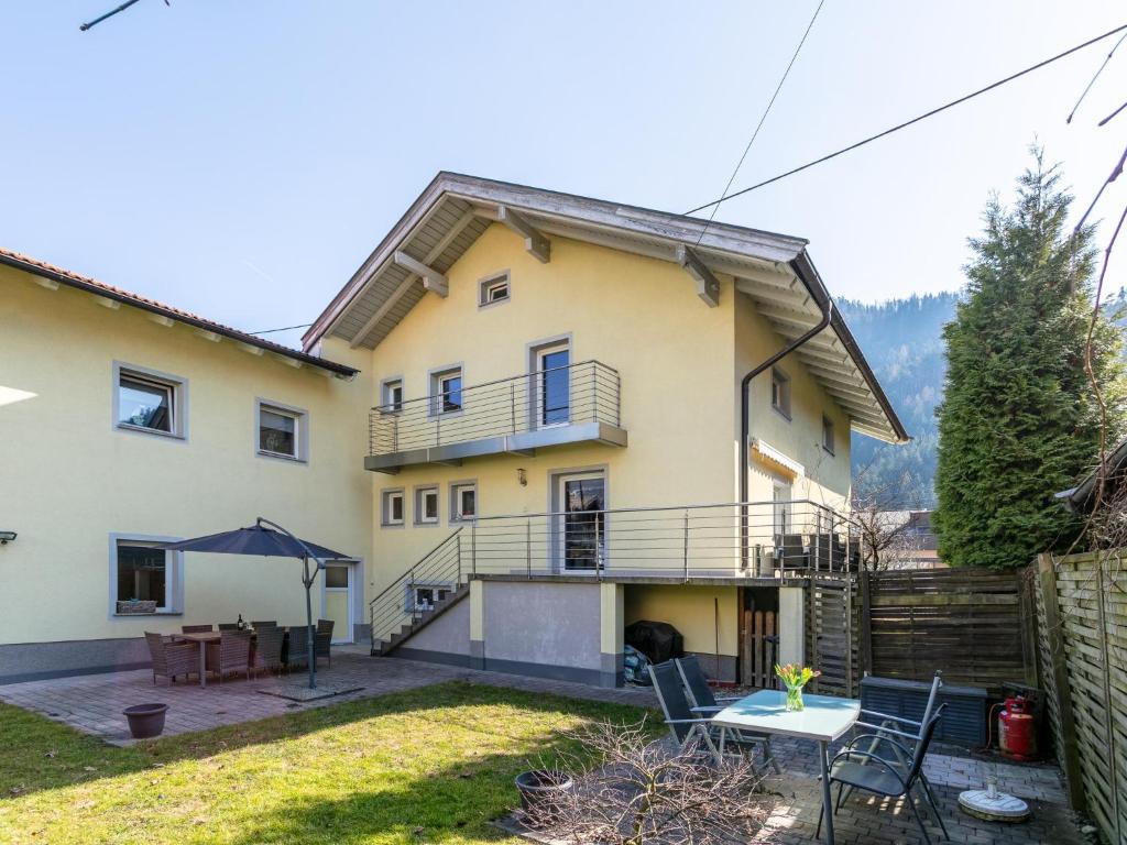 a villa with a view of the backyard at Gästehaus Inntal in Radfeld
