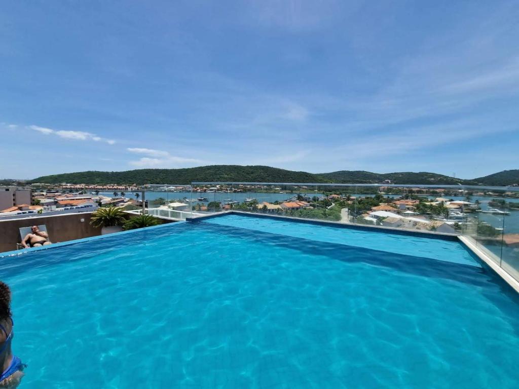 a large swimming pool on the roof of a building at Flat Samba Bossa Nova in Cabo Frio