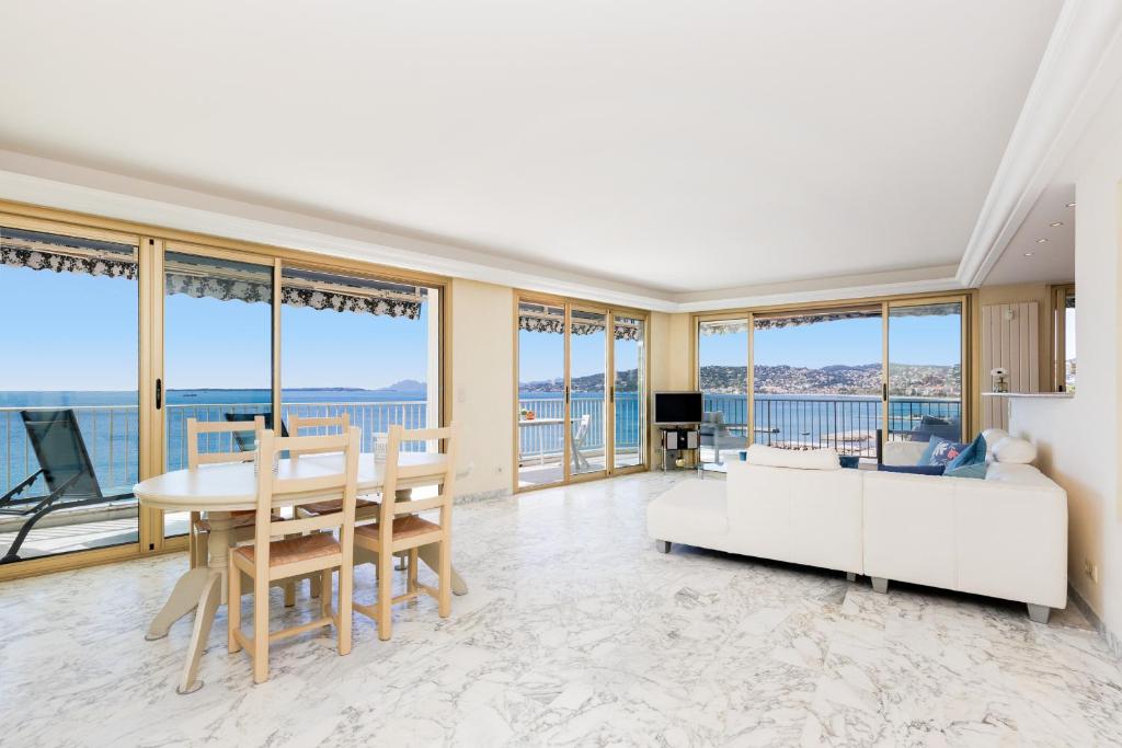 a living room with a white couch and a table at Rives dor4B in Juan-les-Pins