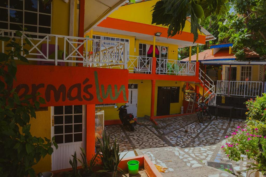 a colorful house with a sign that says famas us at POSADA NATIVA DERMA´S INN in San Andrés