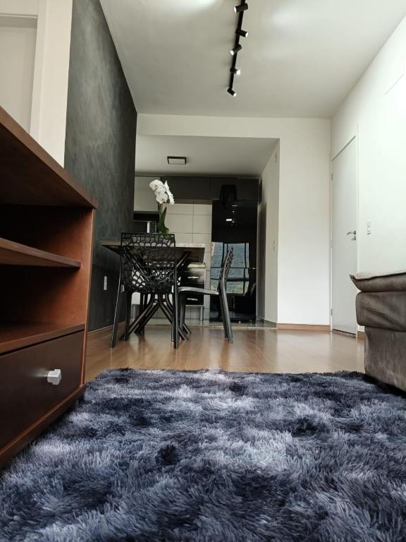 a living room with a table and a couch at Paraiso da Mantiqueira - Staffy House Extrema in Extrema