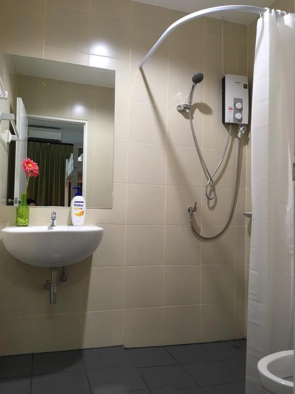 Koupelna v ubytování DKaYa Hostel
