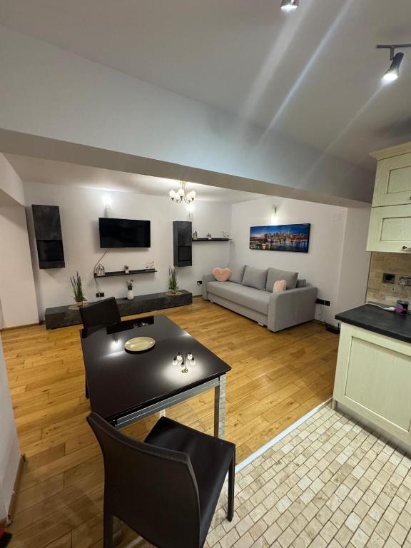 ein Wohnzimmer mit Sofa und Tisch in der Unterkunft Apcentral in Fălticeni