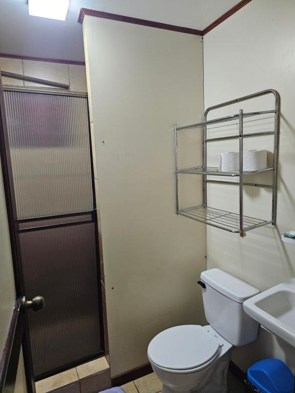a bathroom with a toilet and a sink and a shower at Apartamento 7 Tec in Cartago