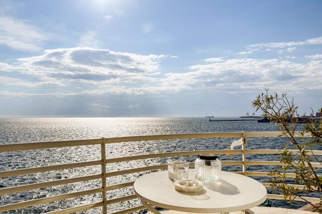 Baobloom Horizon - Seafront Apartment in the heart of Thessaloniki