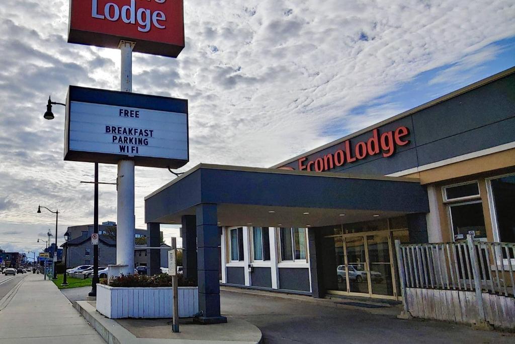 a sign in front of a store on a street at Econo Lodge City Centre in Kingston