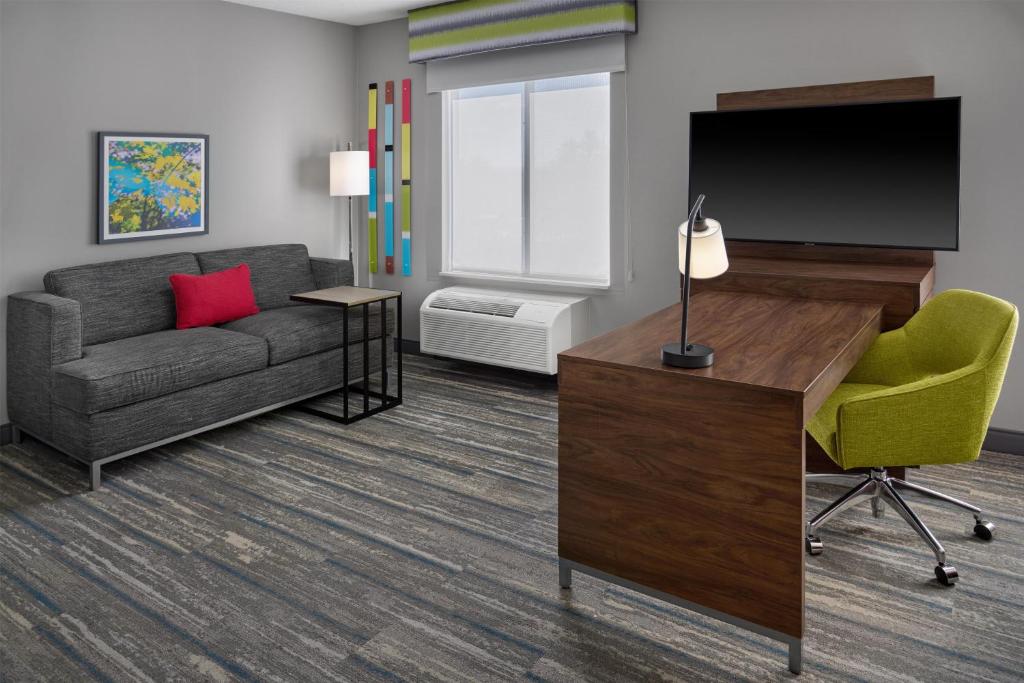 Hampton Inn and Suites Parsippany/North - King Studio Suite With Sofa Bed - Non-Smoking