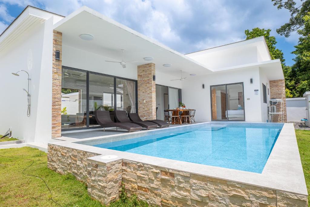 a swimming pool in the backyard of a house at villa carissa 9 in Nathon Bay