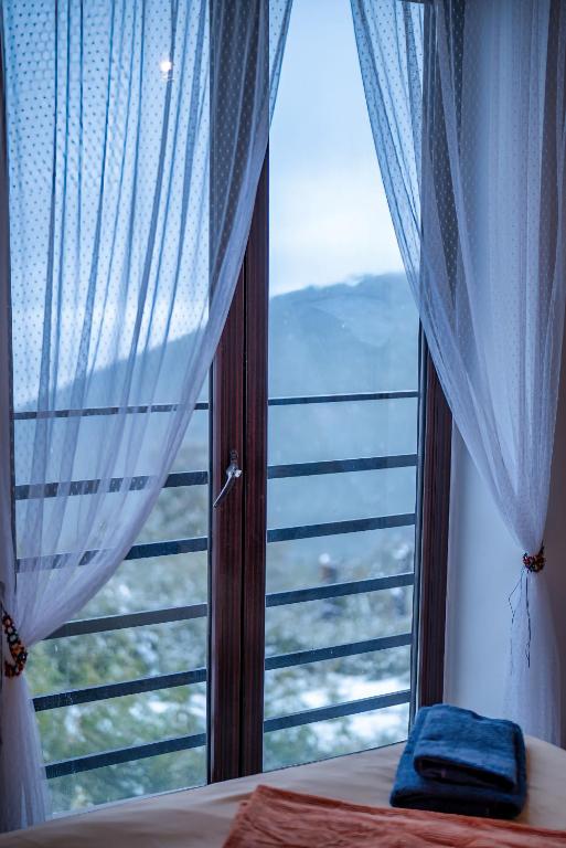 a bedroom with a window with a view at Cabana La Cassian in Vulcan