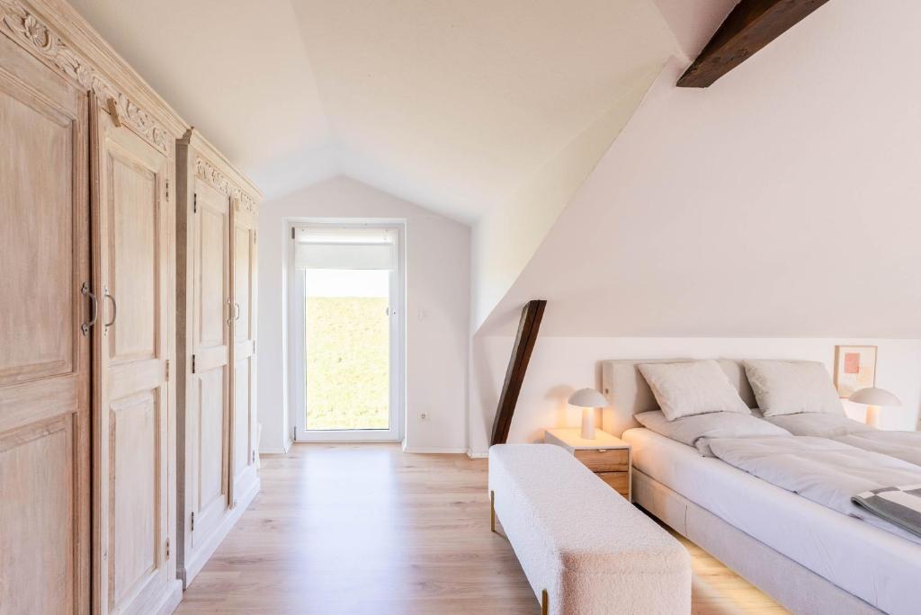 a white room with a bed and a couch at Ferienhaus Achtern Diek in Hemme