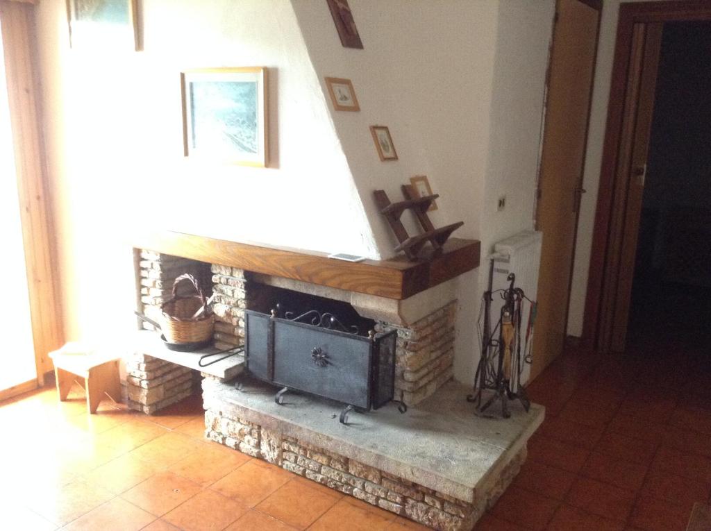 ロッカラーゾにあるAppartamentino Roccarasoのリビングルーム(レンガ造りの暖炉付)