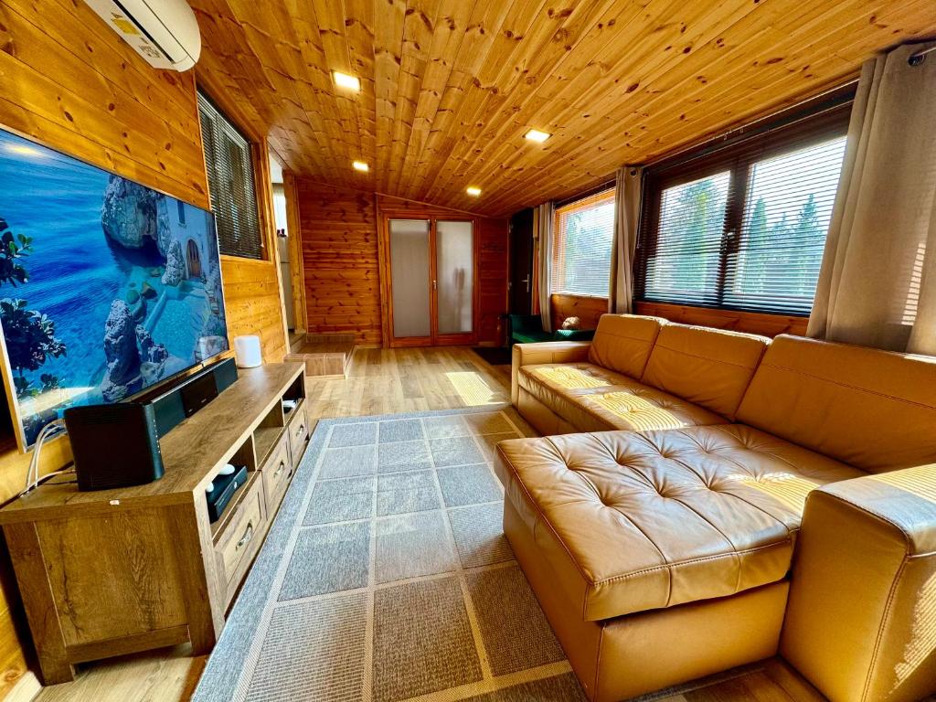 a living room with a couch and a fish tank at Wendell Apartman in Nyíregyháza