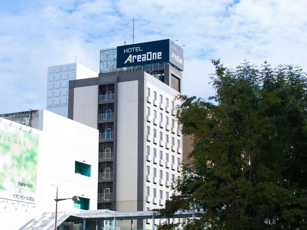Un bâtiment avec un panneau en haut dans l'établissement Hotel AreaOne Okayama, à Okayama