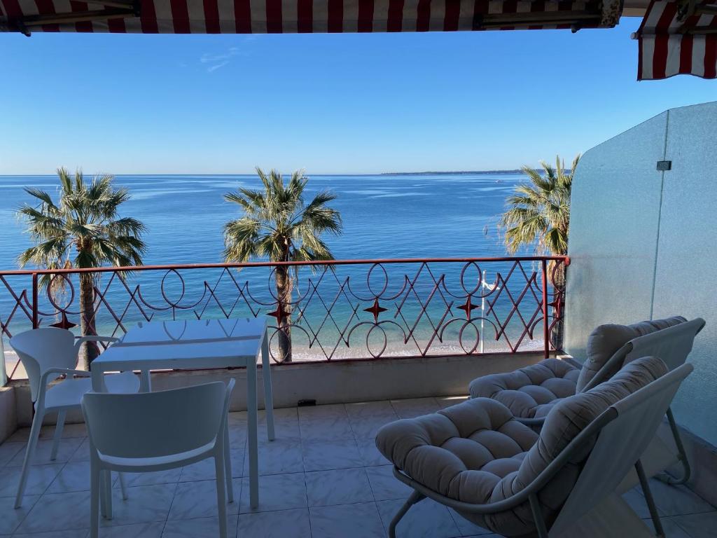 Beau studio front de mer Juan les pins vue mer exceptionnelle