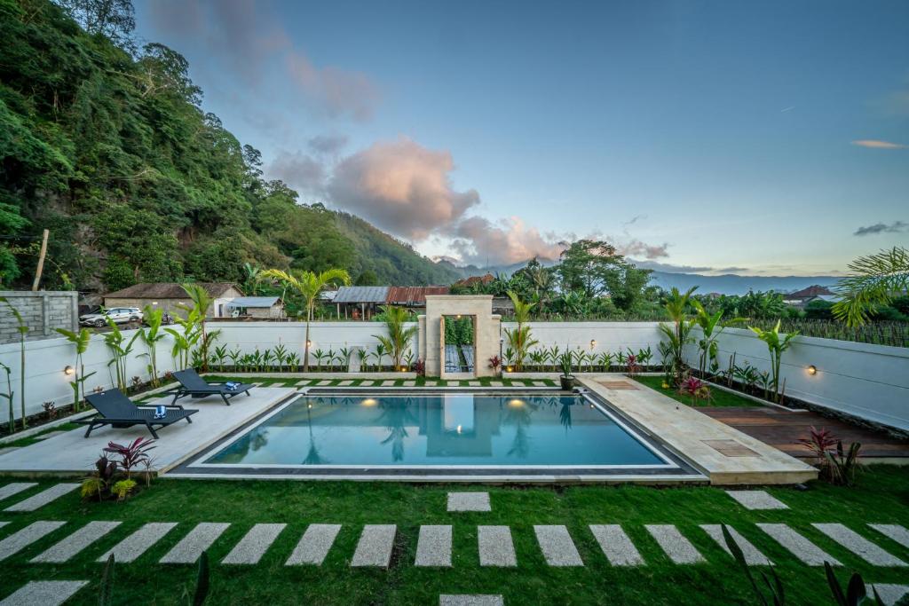 a villa with a swimming pool and a mountain at Hayana Villa Kintamani in Gretek