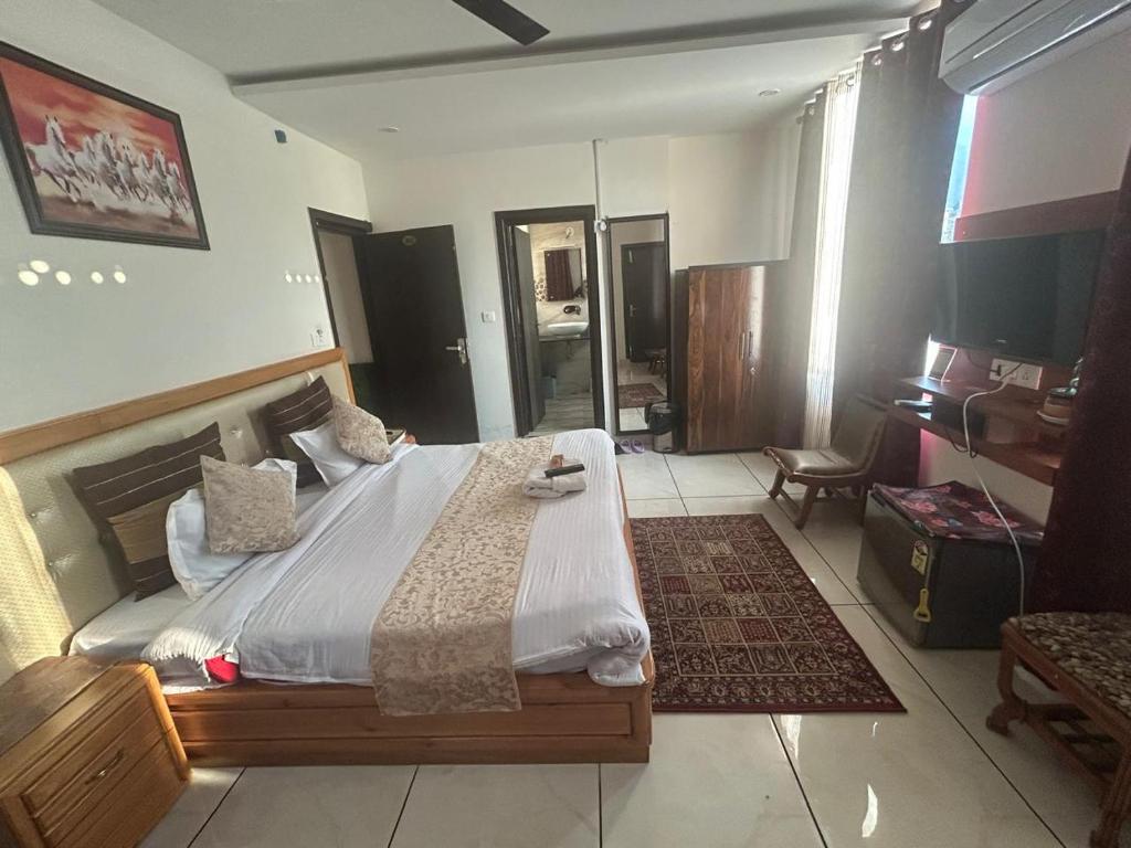 a bedroom with a large bed in a room at Dadhwal B&B in Dharmsāla