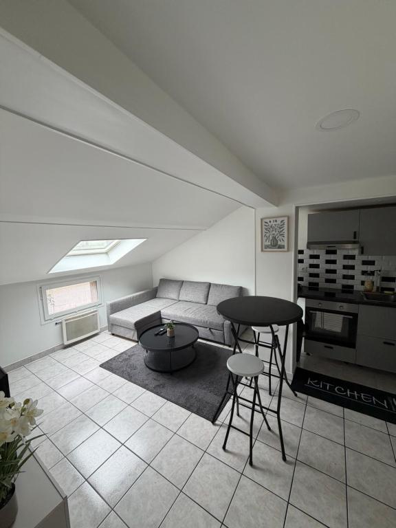 a living room with a couch and a table at T3 duplex Cosy Centre-ville Longjumeau Proche RER TGV Orly in Longjumeau