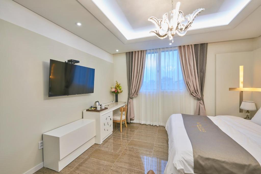 TV a/nebo společenská místnost v ubytování Gwangju Madrid Hotel
