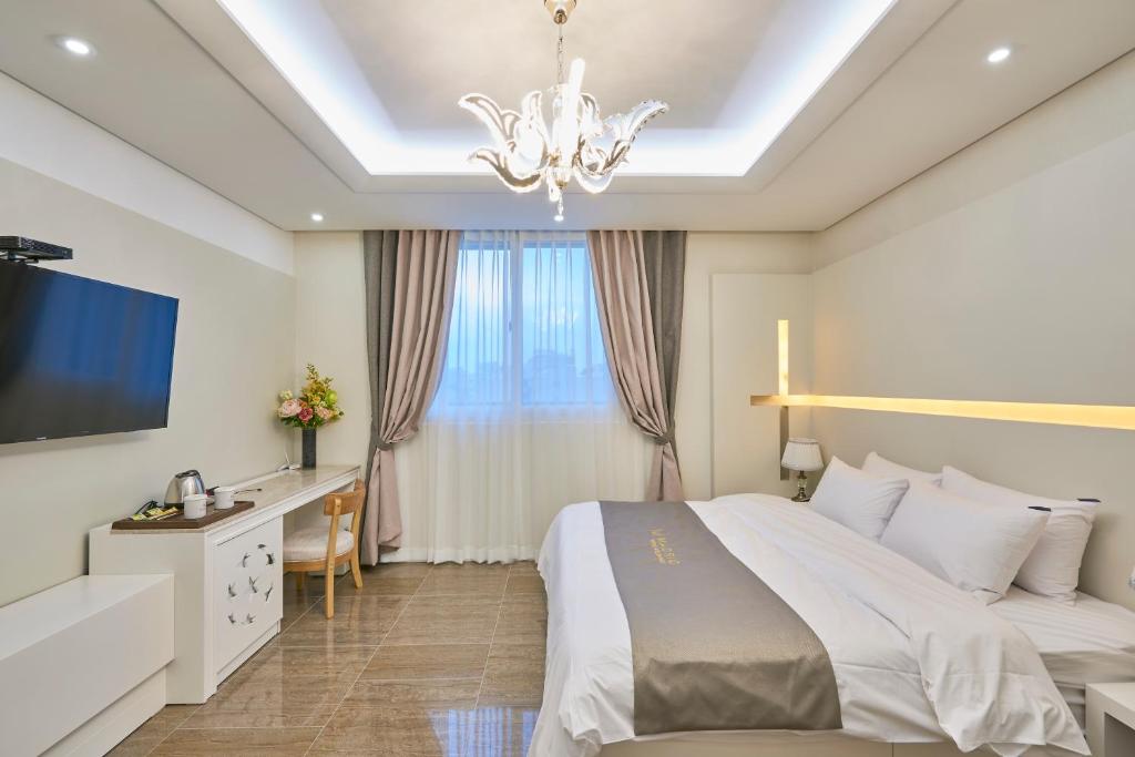 TV a/nebo společenská místnost v ubytování Gwangju Madrid Hotel