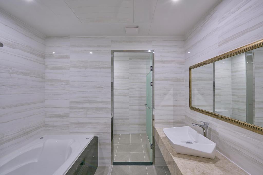 Koupelna v ubytování Gwangju Madrid Hotel