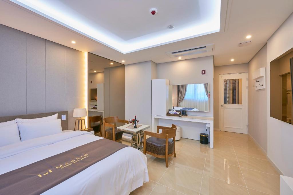 Postel nebo postele na pokoji v ubytování Gwangju Madrid Hotel