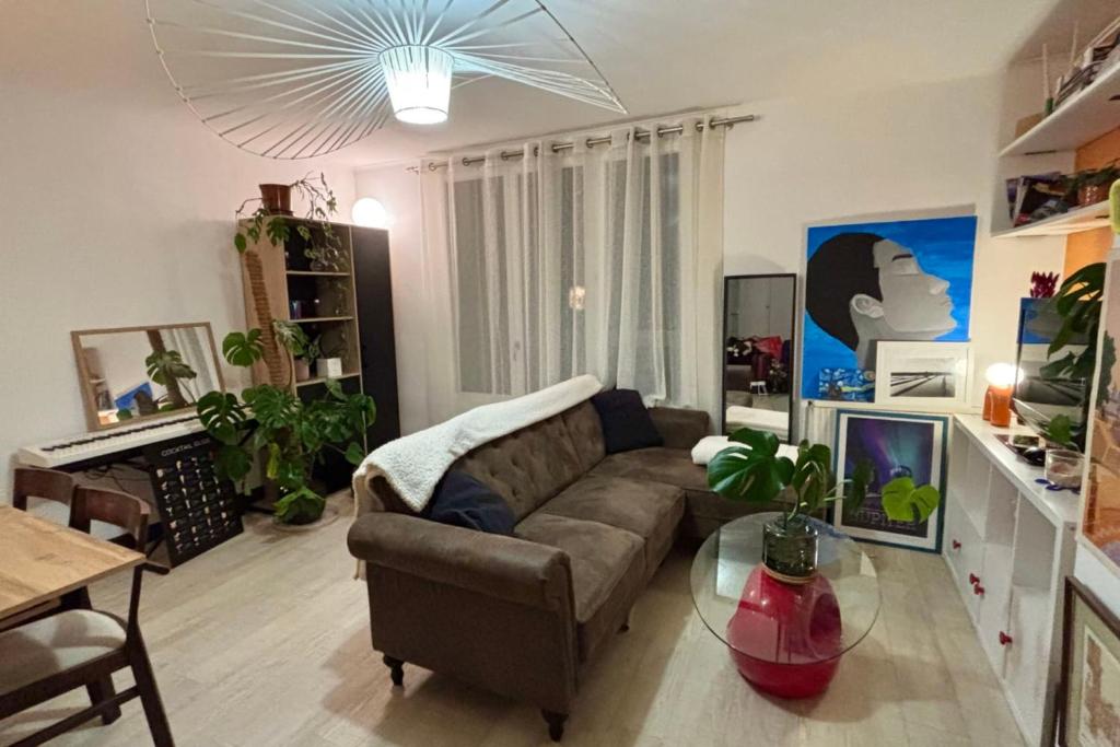 Bright apartment with balcony and parking
