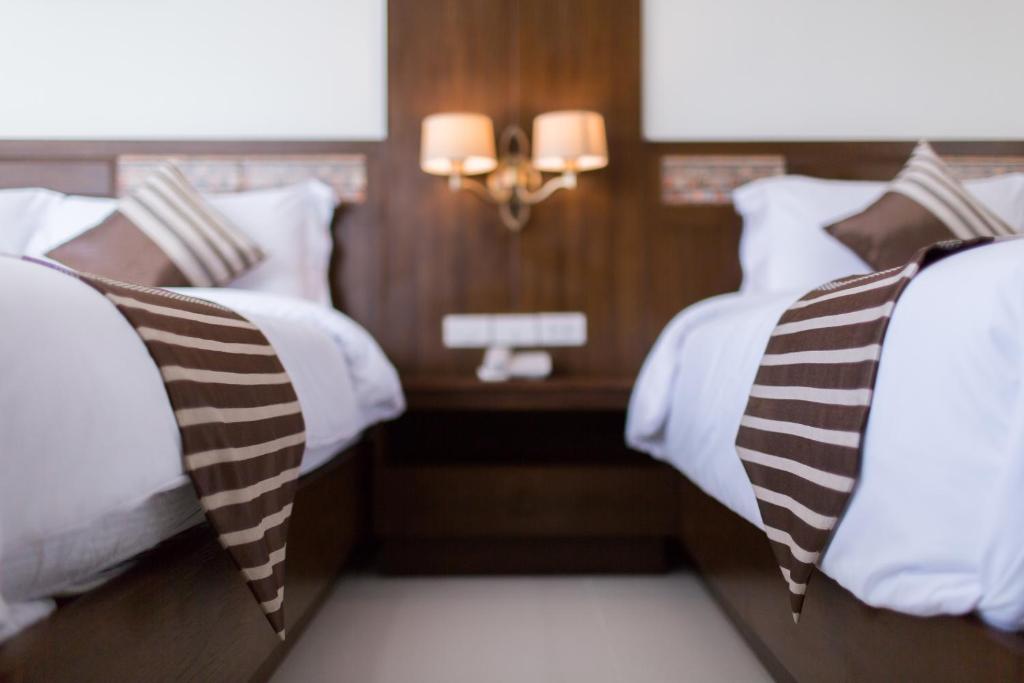 Postel nebo postele na pokoji v ubytování Mhonsa Hotel