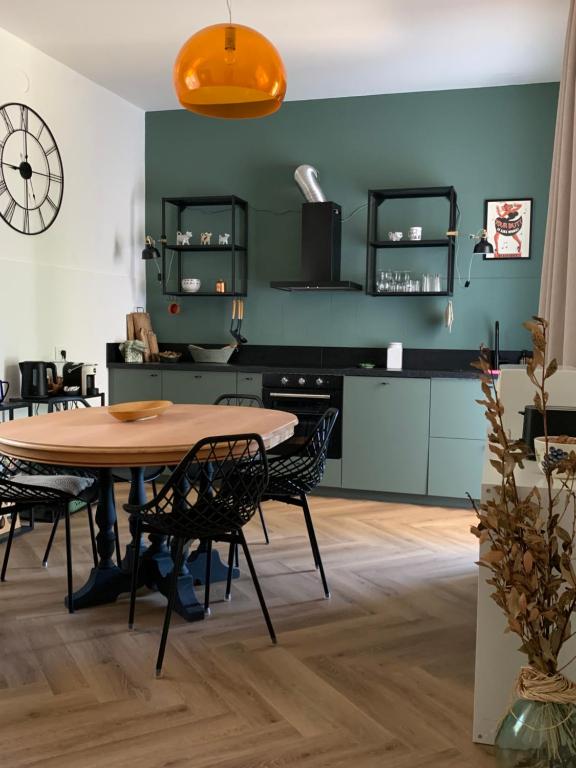 a kitchen with a table and chairs in a room at Casa Gaudia Varese living-working e quiete in Barasso
