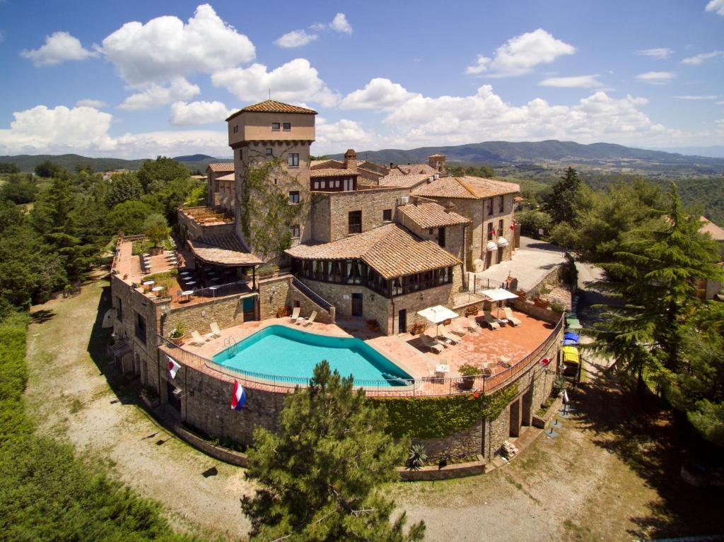 een luchtzicht op een huis met een zwembad bij Relais Il Canalicchio Country Resort & SPA in Canalicchio