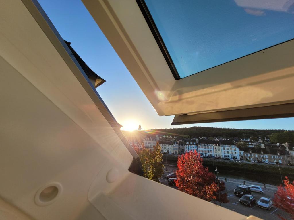 Blick auf eine Stadt aus einem Fenster eines Gebäudes in der Unterkunft leon in Landerneau
