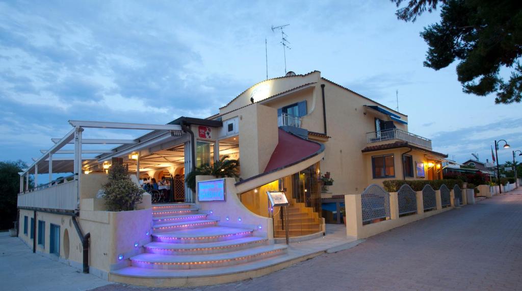 um edifício com escadas roxas em frente em Hotel Gabbiano em San Domino