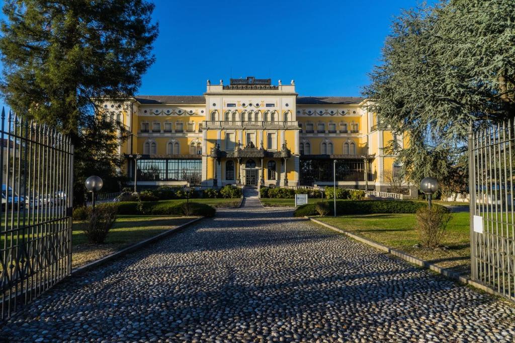 een gebouw met een poort ervoor bij Hotel Villa Malpensa in Vizzola Ticino