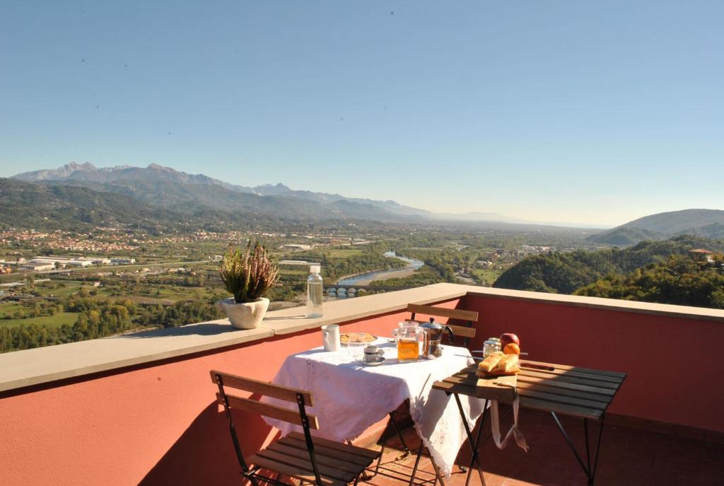 una mesa y sillas en un balcón con vistas en Dolce Casa, en Vezzano Ligure