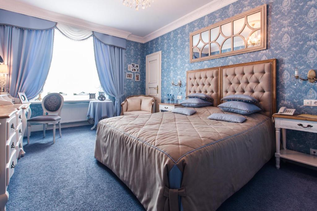 Кровать или кровати в номере Бутик-отель Русский Дворик 